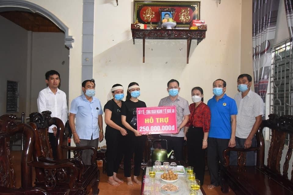 Sở Y tế, Công đoàn ngành Y tế Nghệ An trao quà hỗ trợ cho cán bộ y tế huyện Kỳ Sơn. Ảnh: PV