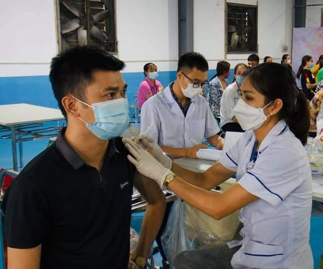 Tiêm vaccine phòng COVID-19 cho hơn 4.200 CNLĐ tại Công ty TNHH giầy Chung Jye Việt Nam. Ảnh: NT