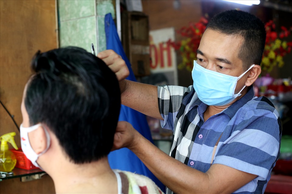 Ghi nhận ở đường Phạm Hùng (Quận 8), các tiệm tóc cũng bắt đầu đón khác trở lại.
