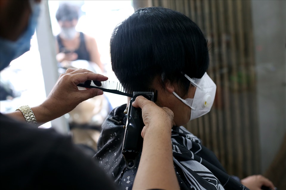 Tóc của nhiều khách hàng rất dài sau nhiều tháng không được cắt.