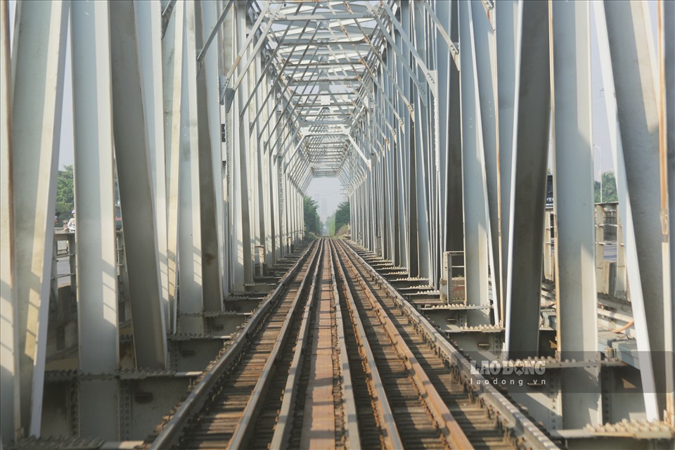 Theo tờ trình của Ban Quản lý Dự án (QLDA) 6, dự án sẽ tiến hành đầu tư xây dựng mới cầu đường sắt Đuống về phía thượng lưu cách cầu hiện hữu 16,5m và xây dựng mới cầu đường bộ theo quy hoạch để tách cầu đường bộ ra khỏi đường sắt. Trong đó, khổ thông thuyền cầu đường bộ cấp II (rộng 50m, cao 9,5m), khổ thông thuyền đường sắt cấp II hạn chế tĩnh không (rộng 50m, cao 7m). Dự án có tổng mức đầu tư khoảng 1.793 tỷ đồng, dự kiến hoàn thành, đưa vào khai thác năm 2025.