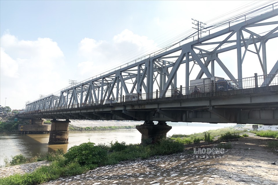 Cầu Đuống là cây cầu huyết mạch nối quận Long Biên với huyện Gia Lâm (Hà Nội) cầu có chiều dài 225m và đường sắt ở chính giữa. Cầu có độ cao không nhỏ - khoảng 2,8m, bề rộng thông thuyền khoảng 26m.