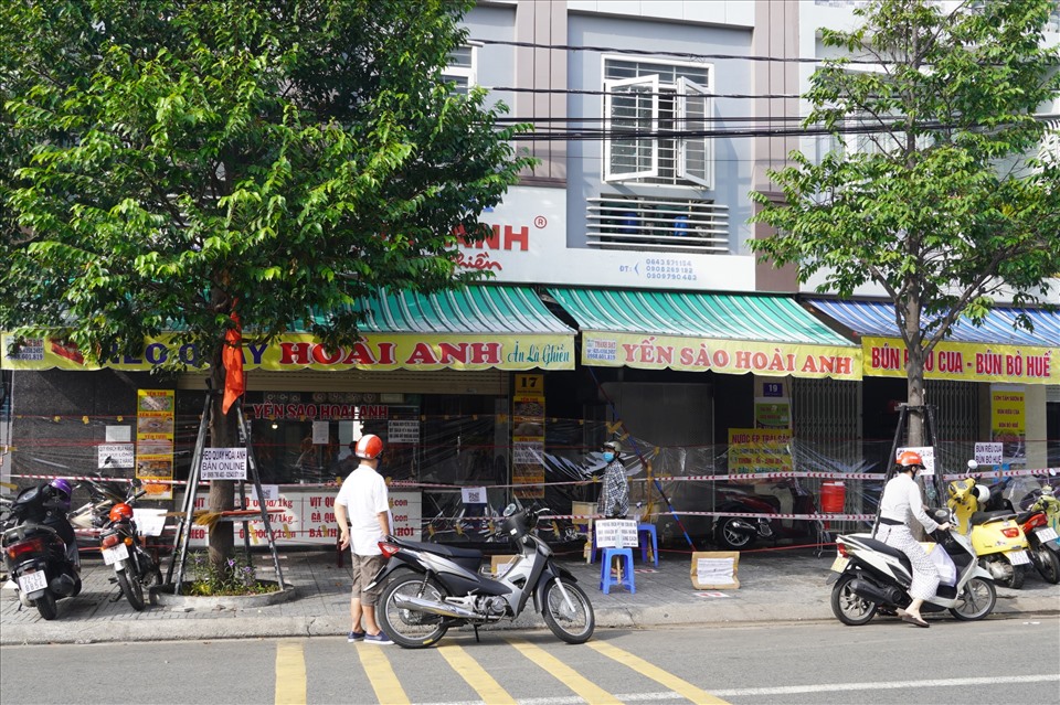 Tại một cửa hàng trên đường Nguyễn Tri Phương, theo ghi nhận chủ yếu là người dân đến mua. Cửa hàng này đã chọn giải pháp phòng chống dịch bằng cách căng tấm nilon che kín và chỉ tiếp không quá 5 người khách. Ảnh: T.A