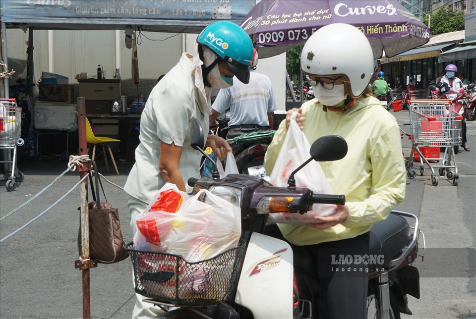 “Khi nghe tin thành phố nới lỏng giãn cách, siêu thị được mở cửa đón khách trở lại, gia đình tôi mừng lắm. Khi vào siêu thị, tôi trình thẻ chứng nhận đã tiêm 2 mũi vaccine và tuân thủ các biện pháp phòng dịch để đảm bảo an toàn cho bản thân và mọi người” - một người dân sống tại Quận 10 cho biết.