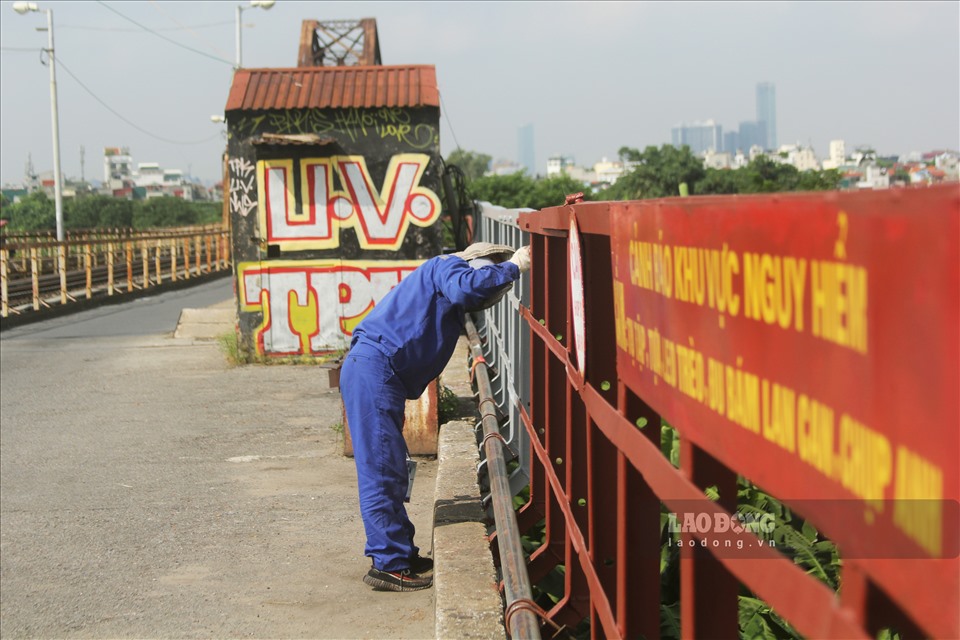 Theo ghi nhận của phóng viên Kinh tế & Đô thị trong buổi sáng ngày 30/9, công nhân vẫn đang thực hiện các bước duy tu, bảo trì tại cầu Long Biên từ sáng sớm.