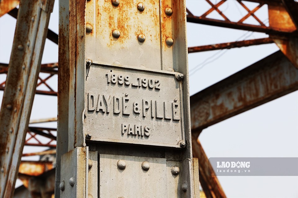 Cầu Long Biên bắc qua sông Hồng, khởi công từ tháng 9/1898, do hãng Daydé-Pillié (Pháp) thiết kế và khánh thành năm 1902. Cầu có chiều dài hơn 1.691m, kết cấu ban đầu là cầu dàn thép, đường sắt chạy ở giữa và hai bên dành cho phương tiện đường bộ.  Cây cầu được xây dựng và đưa vào khai thác đã hơn 110 năm. Trải qua thời gian và hai cuộc chiến tranh phá hoại, nhiều nhịp được thay bằng dầm tạm, các trụ đã han gỉ và xô lệch, đường bộ hành nhiều nhịp võng, xệ.