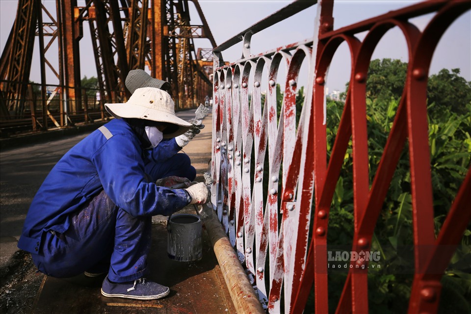 Do cầu xuống cấp nghiêm trọng nên Công ty Đường sắt Hà Hải sẽ sửa chữa sơn lại 200m2 lan can cầu. Kinh phí sửa chữa, duy tu lại cầu Long Biên lần này được trích từ gói duy tu hàng năm.