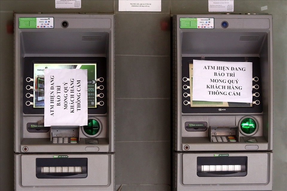 Nhiều máy ATM tại các ngân hàng lớn cũng không đủ tiền đáp ứng nhu cầu của người dân trong ngày 1.10.