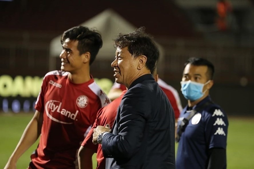 Huấn luyện viên Chung Hae-seong chia tay TPHCM dù vẫn còn hợp đồng với đội bóng. Ảnh: CLB TPHCM,