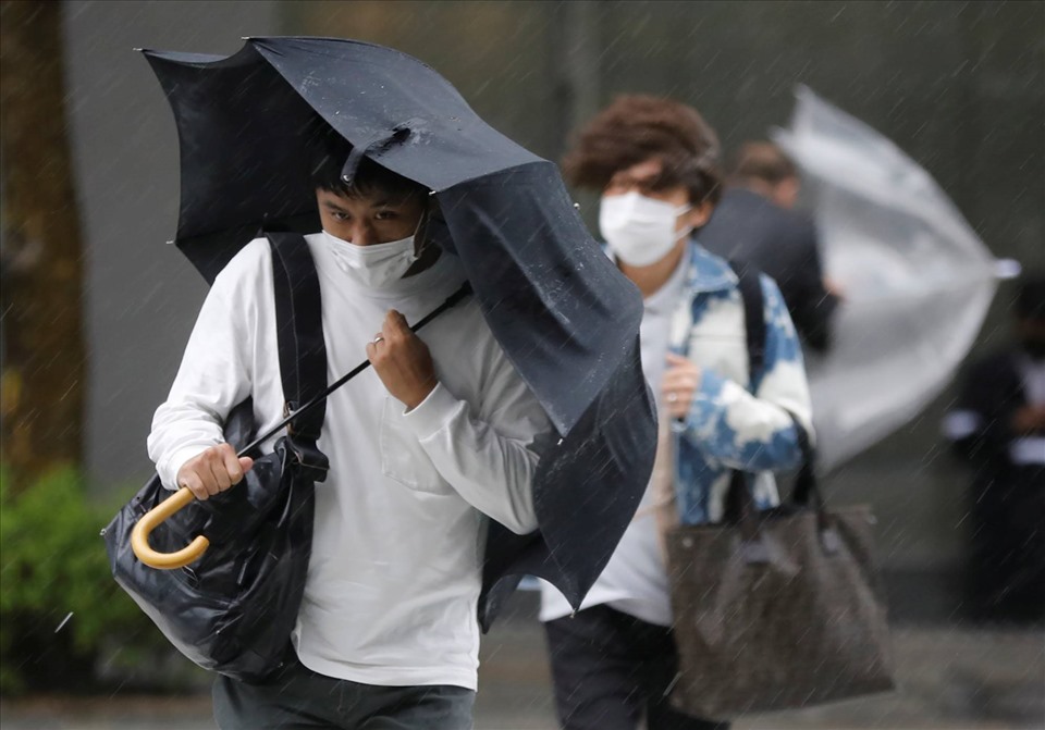 Bão Mindulle gây mưa lớn ở Tokyo, Nhật Bản ngày 1.10. Ảnh: JT