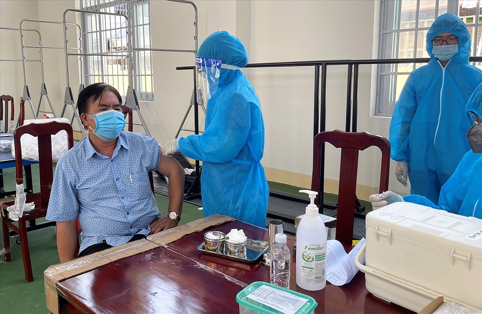 Người dân trên đảo Phú Quốc phấn khởi khi được tiêm vaccine. Ảnh: Hoàng Dung