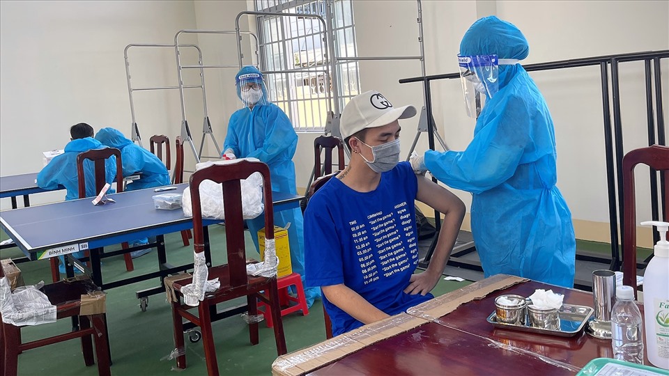 Tiêm vaccine COVID-19 cho người dân trên đảo Phú Quốc. Ảnh: Hoàng Dung