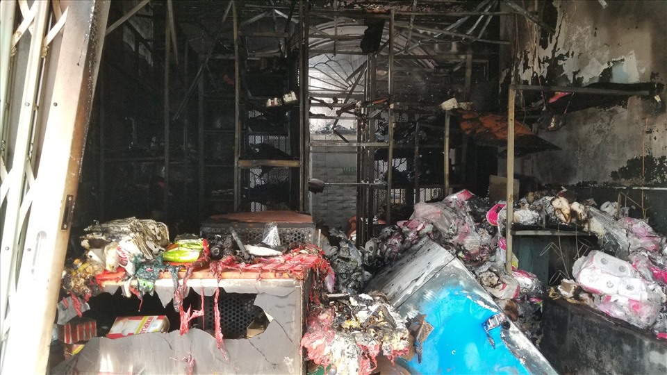 Nhiều đồ đạc bên trong bị cháy rụi. Ảnh: CTV
