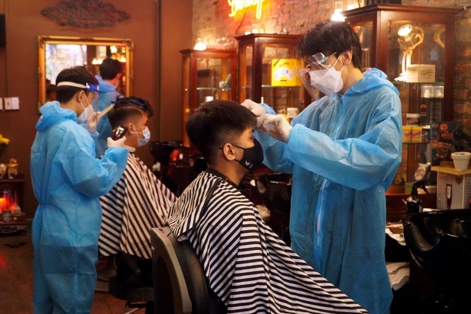 Người dân TPHCM đi cắt tóc sau khi TPHCM nới lỏng giãn cách. Ảnh Thanh Vũ