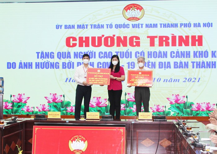 Chủ tịch Ủy ban MTTQ Việt Nam Thành phố Nguyễn Lan Hương trao hỗ trợ cho đại diện Hội Người cao tuổi và Bệnh viện Lão khoa Trung ương.