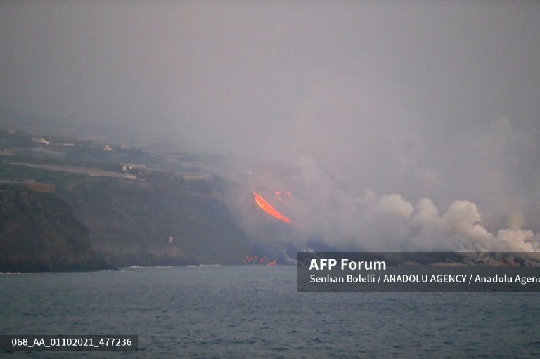 Núi lửa phun ra những dòng dung nham từ từ len lỏi về phía biển, cuối cùng đổ ra Đại Tây Dương vào cuối ngày 28.9. Ảnh: AFP