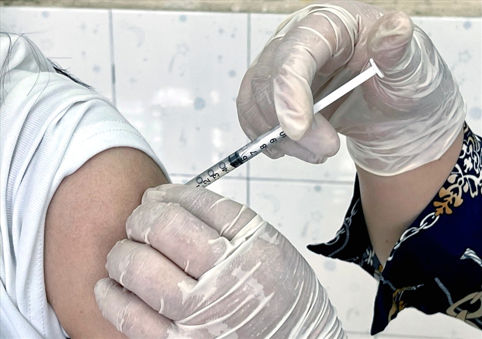 Để hoàn thành mục tiêu phủ sóng vaccine COVID-19 trong thời gian ngắn, Phú Quốc tiếp nhận và huy động gần 900 người tham gia các công đoạn trước- trong và sau tiêm. Ảnh: LT