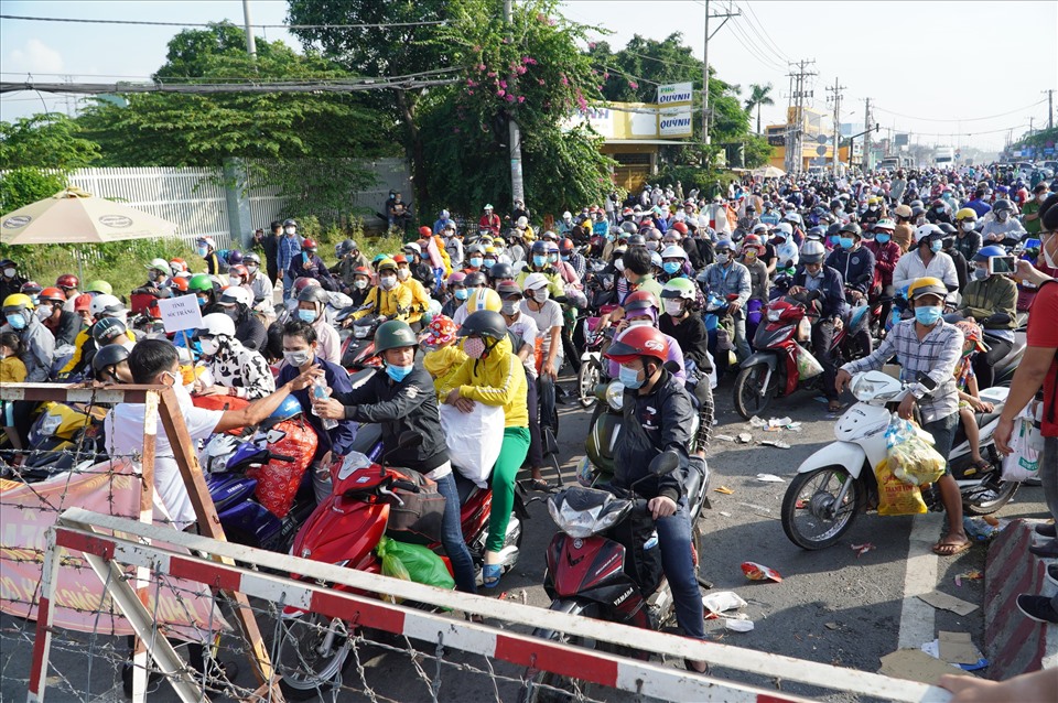 Dòng người đổ về chốt quốc trên quốc lộ 1, huyện Bình Chánh (TPHCM) trưa ngày 1.10. Ảnh: Minh Quân