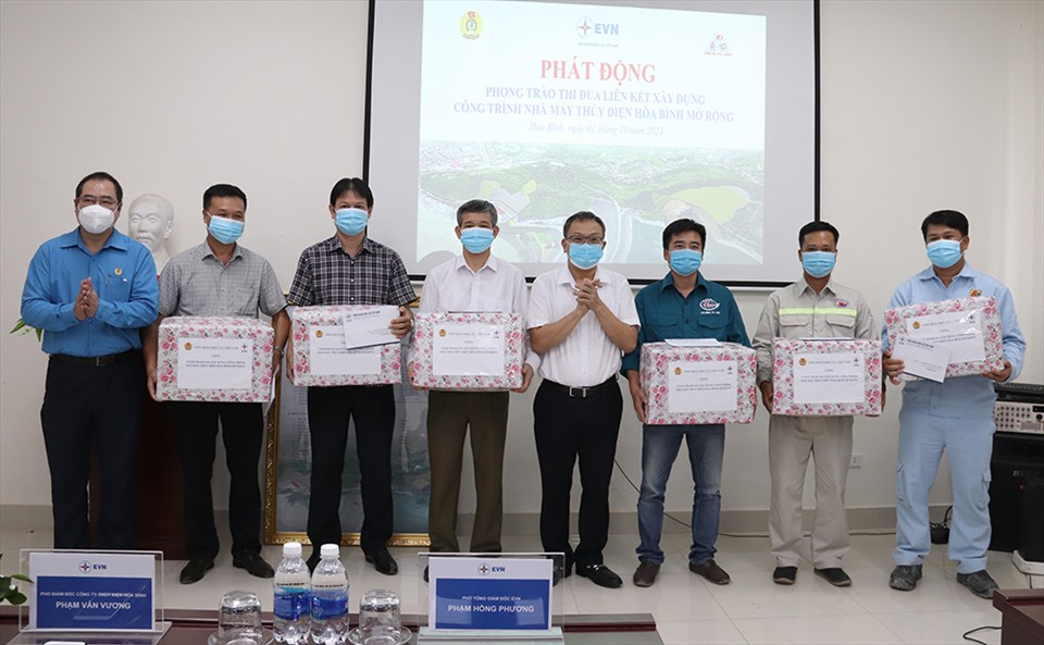 Lãnh đạo Tập đoàn EVN và Công đoàn Điện lực Việt Nam tặng quà động viên các đơn vị. Ảnh: Kim Thái