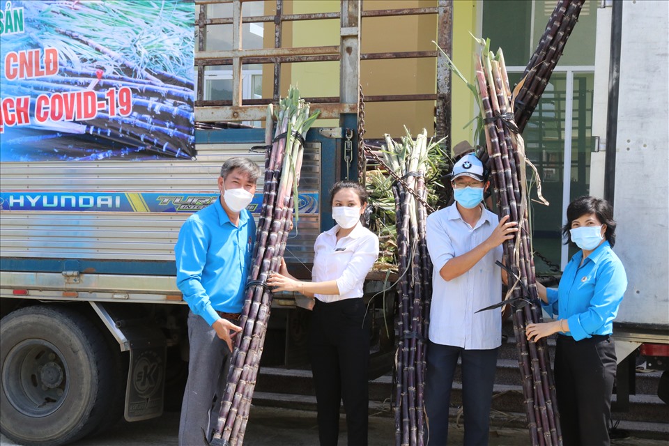 Công đoàn các KKT-KCN Khánh Hòa tổ chức chuyển các sản phẩm nông sản đến tận bếp ăn công nhân của 32 doanh nghiệp tổ chức “3 tại chỗ” ở KCN Suối Dầu. Ảnh: Phương Linh
