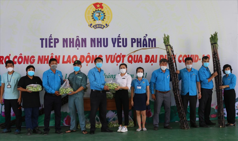 Đại diện các CĐCS nhận nông sản của LĐLĐ Khánh Hòa hỗ trợ cho bữa ăn ca của CNLĐ. Ảnh: Phương Linh