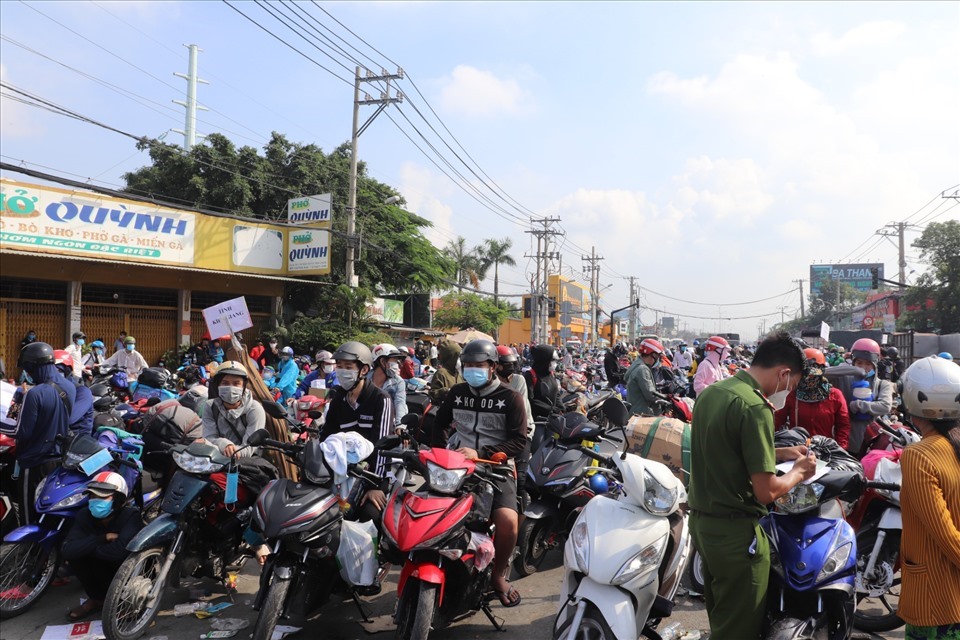 Ngay sau khi TPHCM nới lỏng giãn cách, rất đông người dân tự đi xe máy về quê các tỉnh miền Tây. Ảnh: Huân Cao.