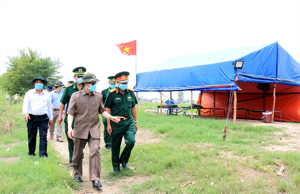 Bí thư Tỉnh ủy An Giang Lê Hồng Quang trong lần dẫn đầu đoàn công tác đi kiểm tra và thăm hỏi lực lượng làm nhiệm vụ phòng chống dịch COVID-19 trên tuyến biên giới. Ảnh: AG