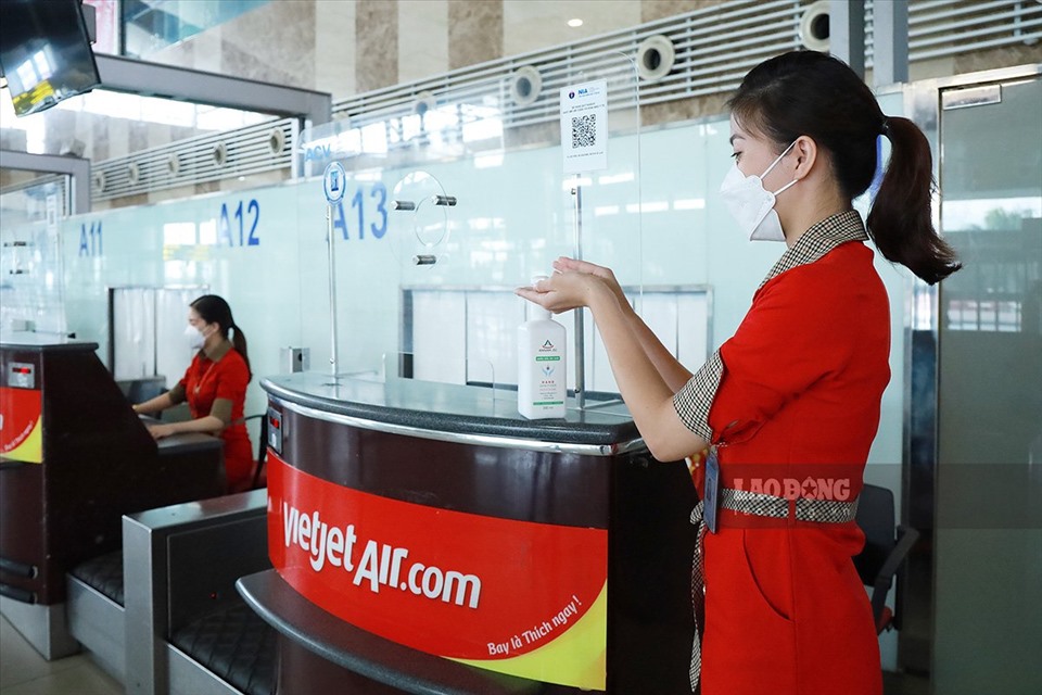 Chị Đỗ Thị Vân tại quầy trực của hãng hàng không VietJet. Hàng tuần, chị Vân cũng đồng nghiệp vẫn có lịch trực, phục vụ tại quầy để thực hiện các công việc theo yêu cầu của hãng.