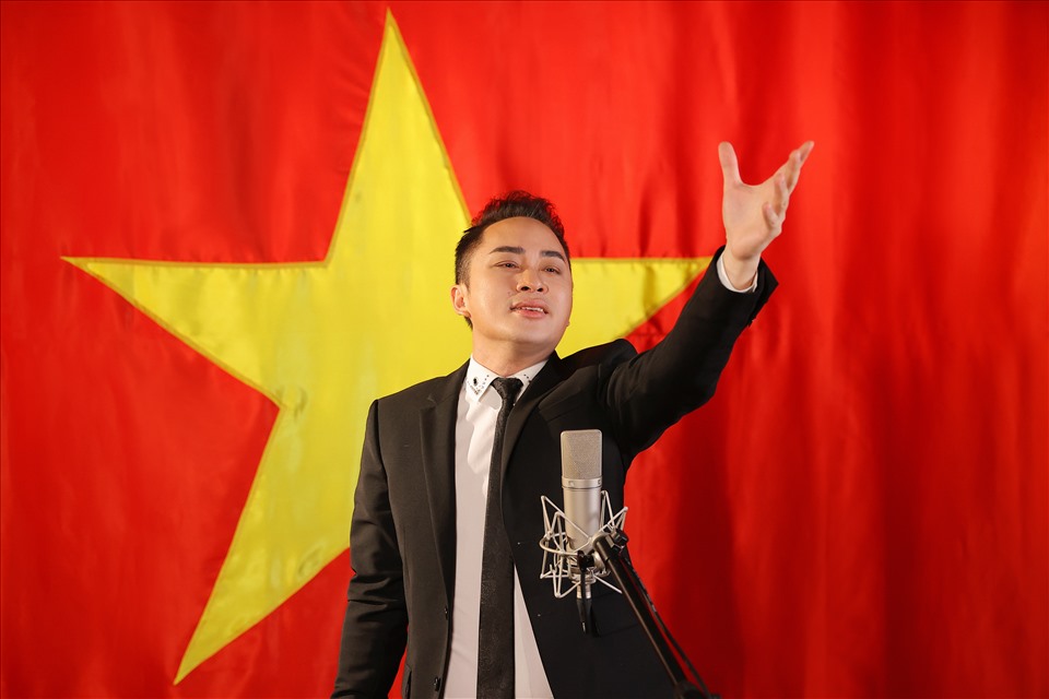 Tùng Dương chia sẻ về niềm tự hào khi thu âm ca khúc “Quốc ca“. Ảnh: NVCC