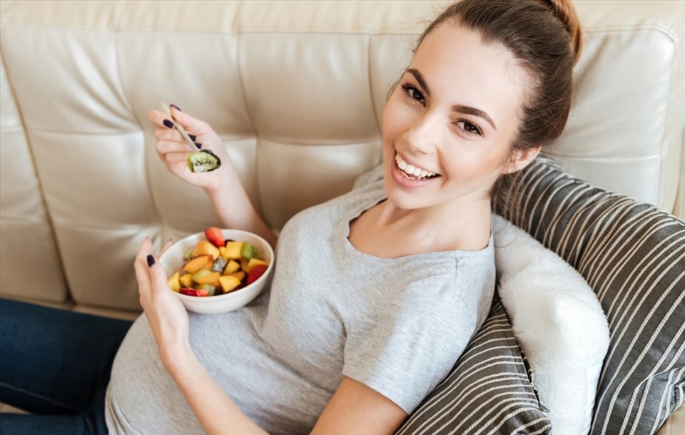 Ăn hoa quả ngay sau khi mẹ bầu vừa ăn no có thể gây ảnh hưởng tiêu cực đến quá trình tiêu hóa và làm tăng cảm giác no đầy