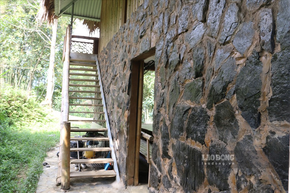 Tường nhà làm từ đá, cầu thang gỗ là những nét riêng hiện diện nơi đây.
