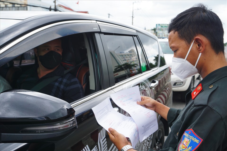 Kiêm tra giấy xét nghiệm người đi ô tô cá nhân từ TPHCM và Bình Dương.