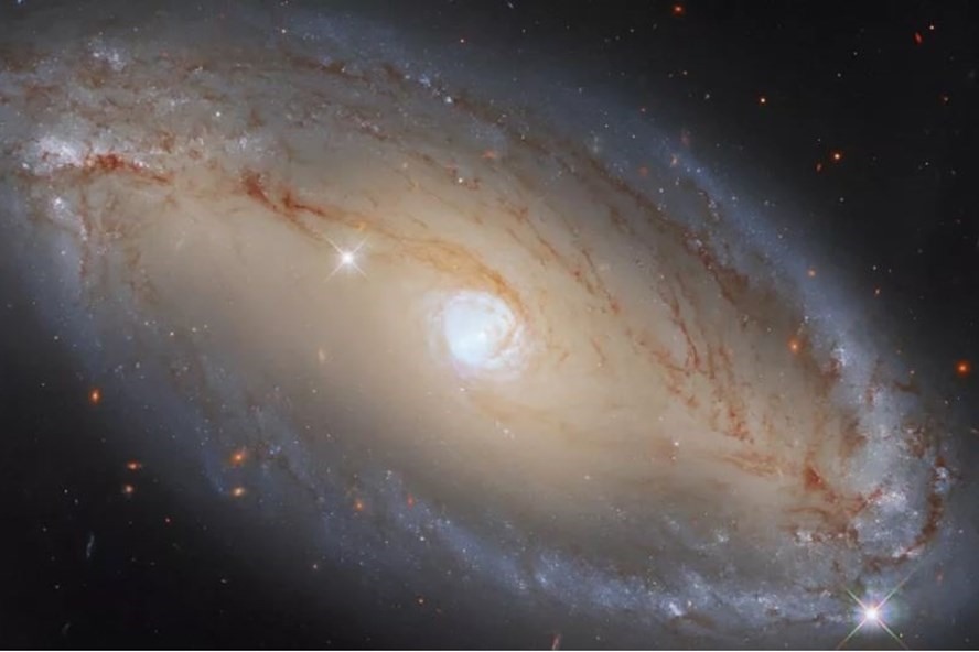 Thiên hà xoắn ốc NGC 5728 qua Kính viễn vọng Không gian Hubble của NASA. Ảnh: ESA