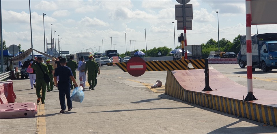 Chốt kiểm soát dịch trên điểm cầu Bạch Đằng ở cao tốc Hạ Long - Hải Phòng. Ảnh: Nguyễn Hùng