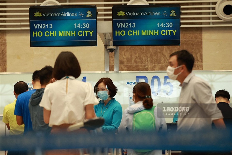 Trong ngày 10.10, có 1 chuyến bay thương mại từ Cảng hàng không quốc tế Nội Bài chở khách đi TP.HCM lúc 14h30. Đây là chuyến bay thương mại đầu tiên sau thời gian giãn cách xã hội tại Hà Nội.