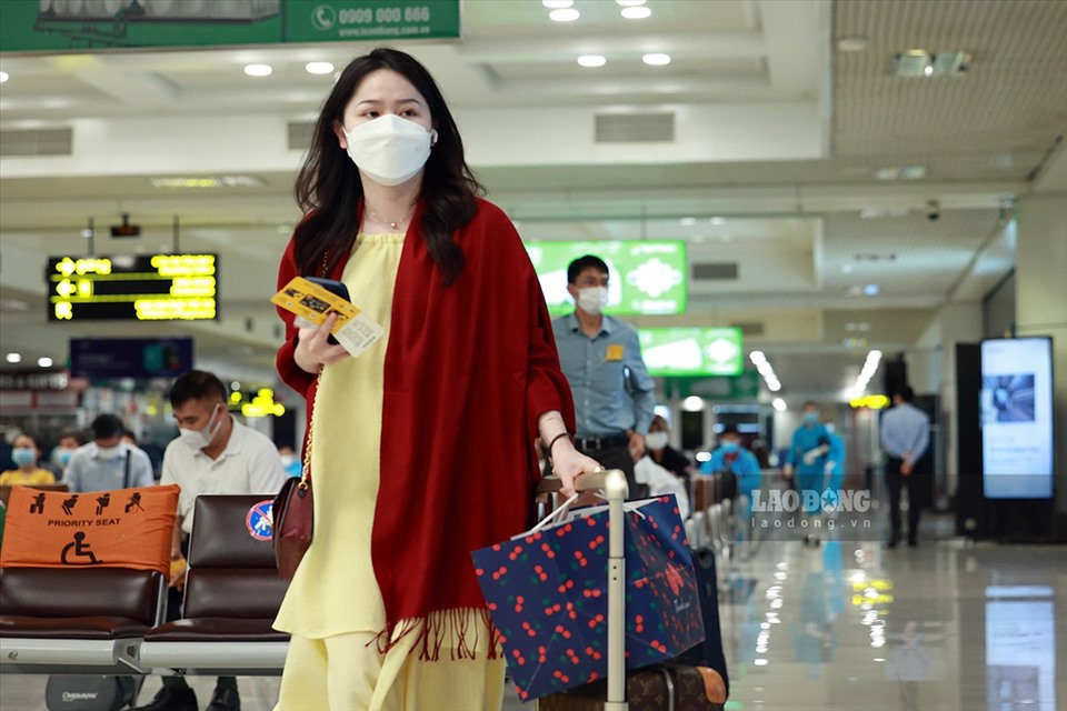 Hành khách tham gia chuyến bay thương mại đầu tiên trong ngày đầu thí điểm mở lại đường bay Hà Nội - TP.Hồ Chí Minh.
