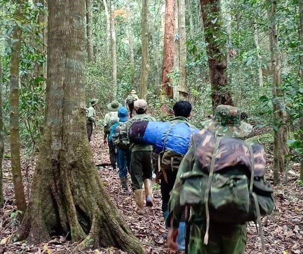 Người dân cùng cán bộ kiểm lâm Vườn Quốc gia Tà Đùng tuần tra bảo vệ rừng. Ảnh: Phan Tuấn