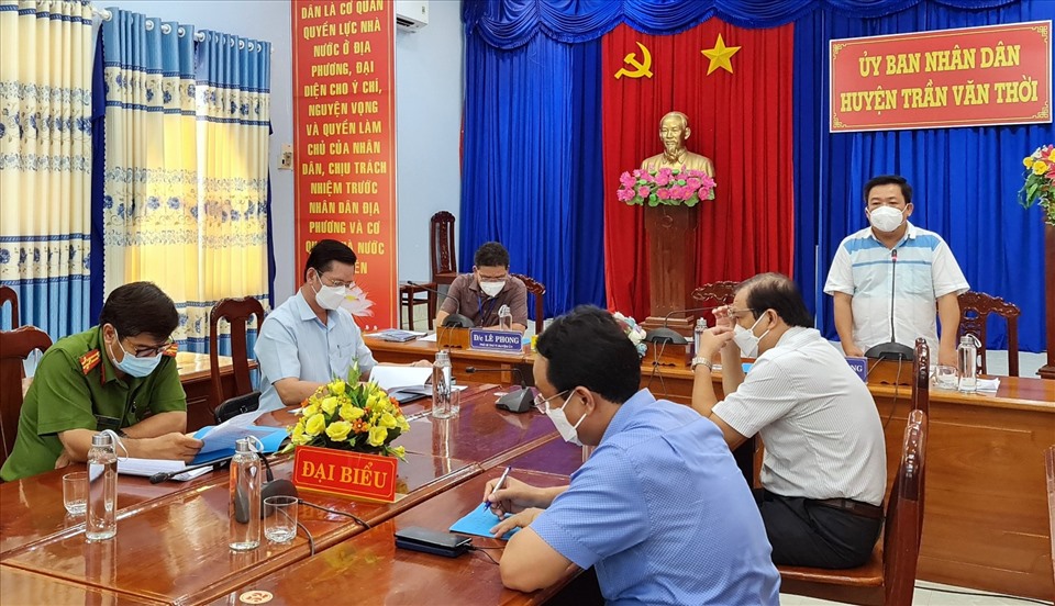 Chủ tịch UBND huyện Trần Văn Thời, tỉnh Cà Mau Trần Tấn Công thông tin chính thức vụ tiêu hủy đàn chó. Ảhh Hữu Hiếu