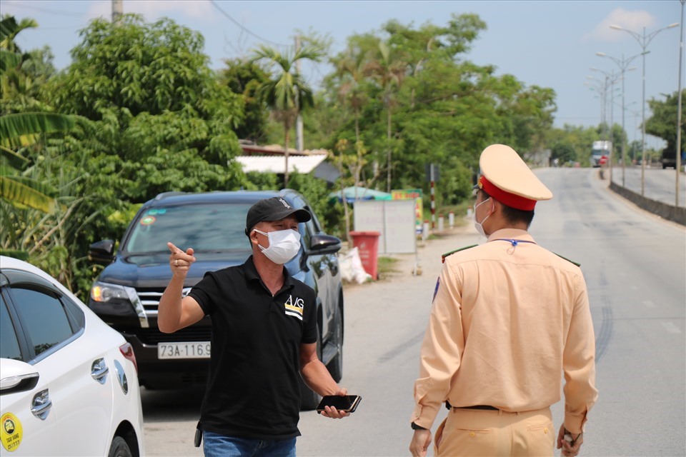 Cảnh sát giao thông Thừa Thiên-Huế kiểm tra phương tiện ra vào địa bàn. Ảnh: PĐ