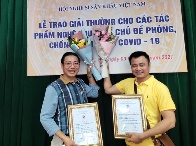 NSND Tự Long và tác giả Lê Thế Song tại lễ trao giải cuộc thi. Ảnh: NVCC