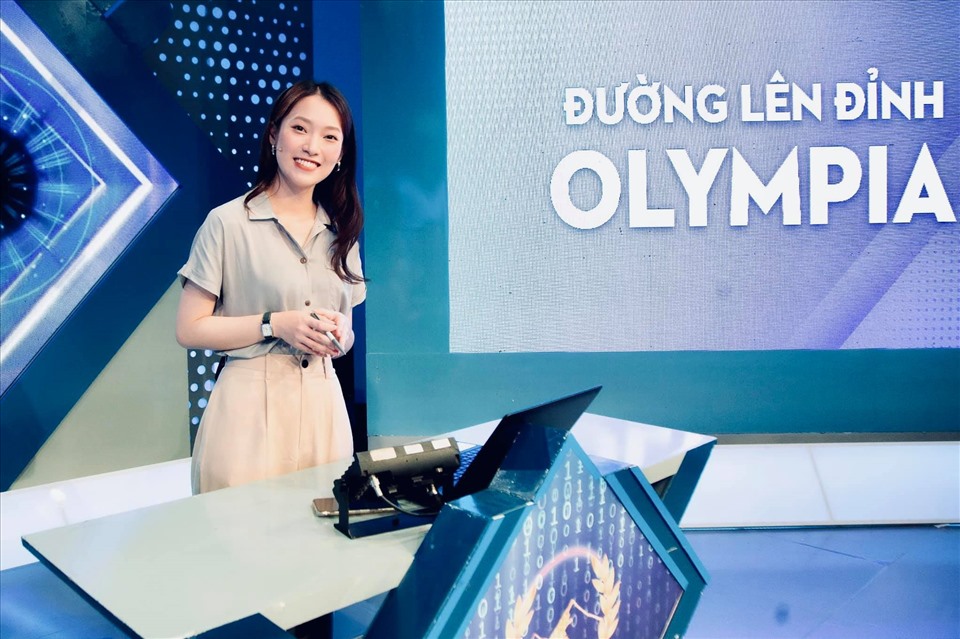 Khánh Vy là MC trẻ tuổi nhất dẫn dắt chương trình “Đường lên đỉnh Olympia“. Ảnh: NVCC