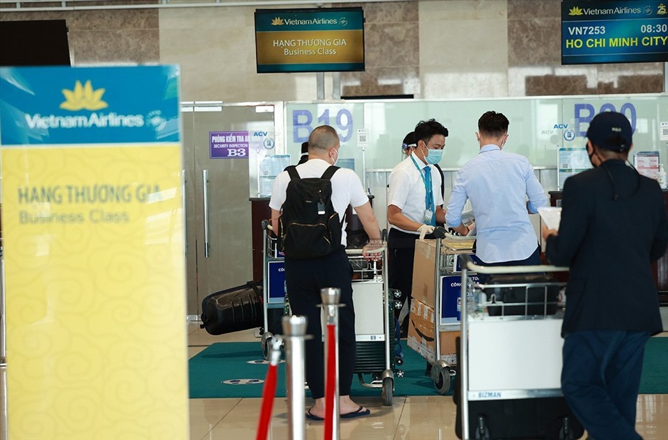 Ngày 10.10, sân bay Nội Bài đã có những vị khách đầu tiên. Ảnh: Hải Nguyễn