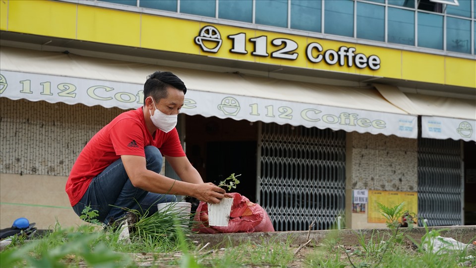 Anh Đỗ Hữu Tâm, chủ quản cà phê trên đường Đinh Tiên Hoàng (quận Ninh Kiều) cho biết, cửa hàng của anh bán sụt giảm trầm trọng.