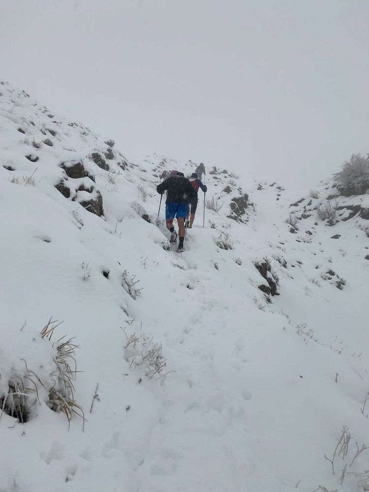 Vận động viên giải siêu marathon đi bộ hàng km trong tuyết rơi. Ảnh: Annie Macdonald