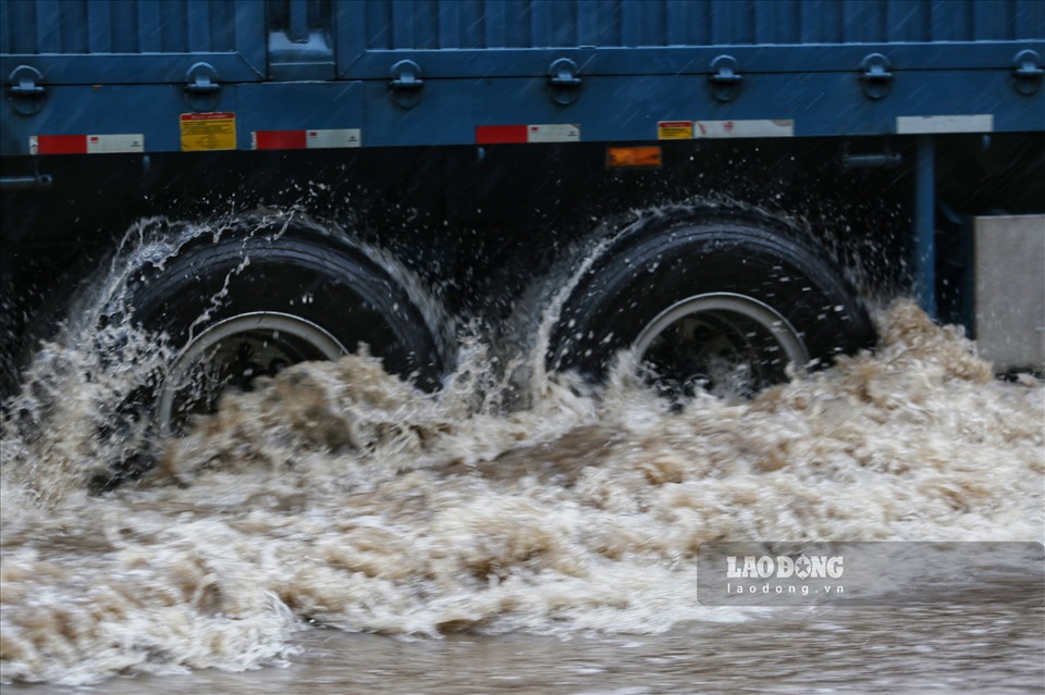 Có đoạn ngập sâu hơn 60cm. Nhiều xe tải trọng lớn cũng chật vật đi qua khu vực ngập.
