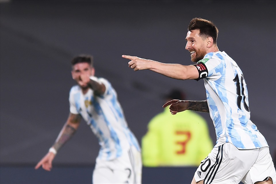 Lionel Messi ghi bàn mở tỉ số trong trận Argentina thắng 3-0 trước Uruguay. Ảnh: AFP