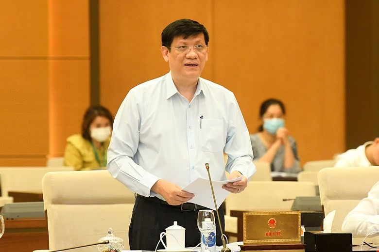 Bộ trưởng Bộ Y tế Nguyễn Thanh Long trình bày các báo cáo.