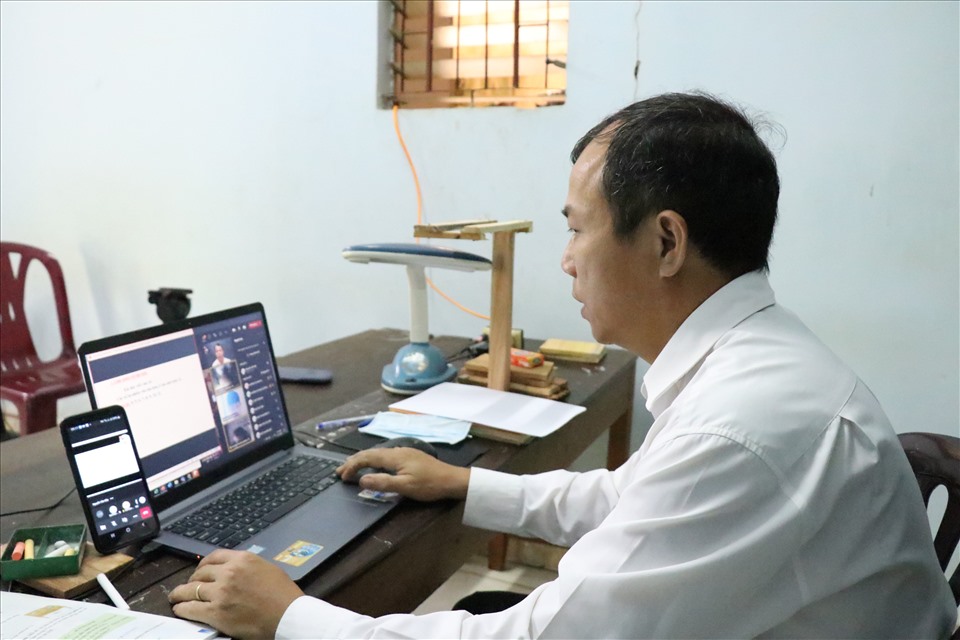Một giáo viên ở huyện Cư M'Gar dạy học trực tuyến cho học sinh. Ảnh: B.T