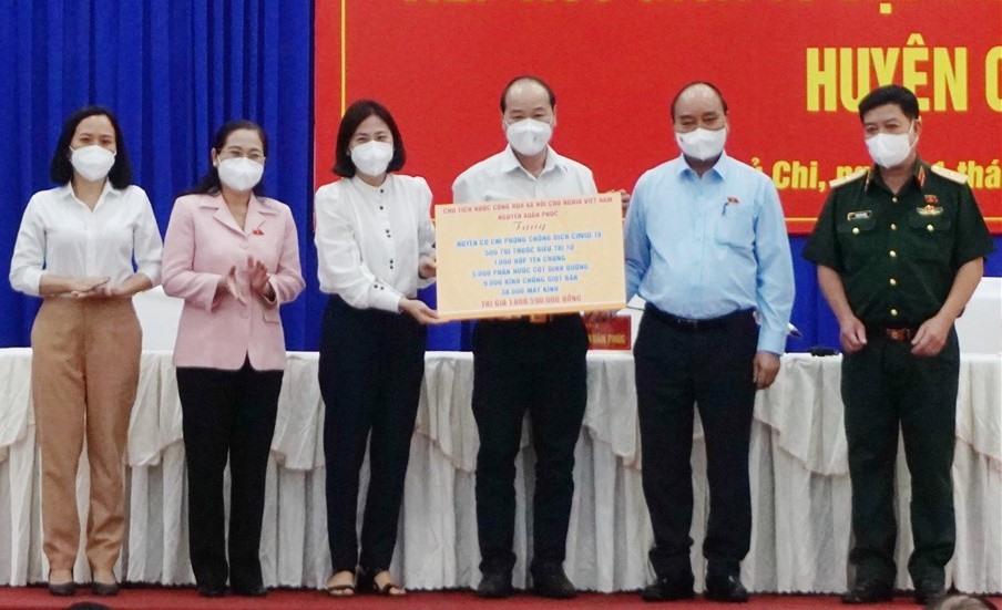 Chủ tịch nước Nguyễn Xuân Phúc đã tặng huyện Củ Chi trang thiết bị y tế phòng chống dịch trị giá gần 2 tỉ đồng. Ảnh Minh Quân