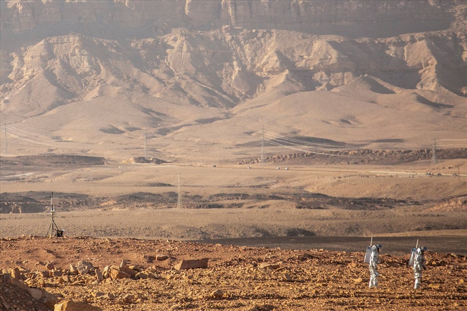 Mô phỏng sao Hỏa ở Makhtesh Ramon sẽ chuyển tiếp các thông tin nghiên cứu trạm giám sát ở Áo với độ trễ thời gian 10 phút. Ảnh: Tomer Appelbaum